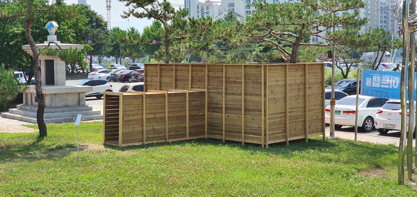 천대광, 바위 하나, 나무 둘, 건축용 목재, 약 6×3×3m, 2020. 2020 양평군립미술관 야외프로젝트 출품작