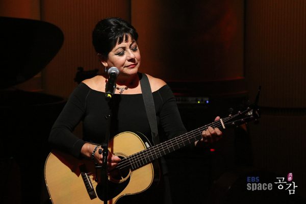 2018년 내한공연을 가진 Tish Hinojosa / 출처 : EBS space 공감