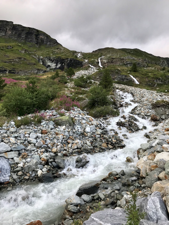 알프스산맥 빙하가 녹아 흐르는 물줄기