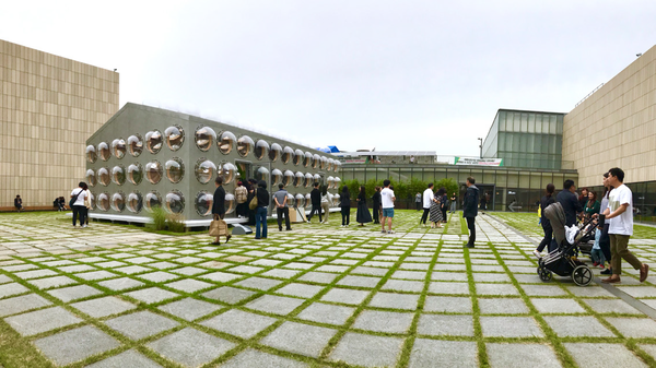 국립현대미술관 서울관 마당에 세워진 파빌리온 ‘영원한 봄’