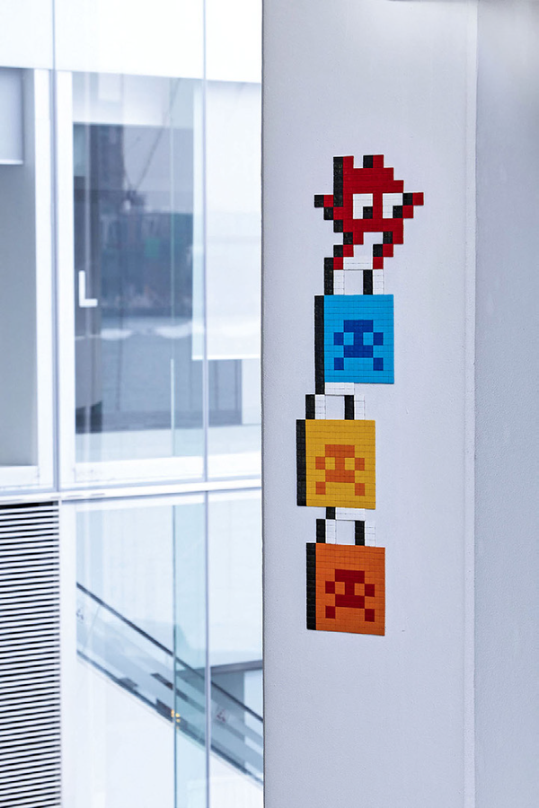 하버시티에 있는 인베이더의 작품출처 : http://www.harbourcity.com.hk