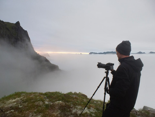 사진촬영을 하는 에릭 요한슨