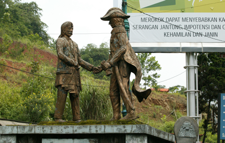 빵에란 꼬르넬이 네덜란드 총독과 왼손으로 악수하는 모습