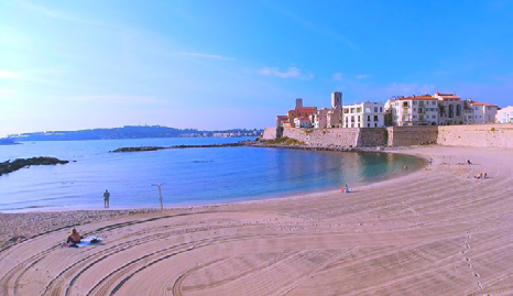 니스보다 한적하고 깨끗한 앙티브의 해변