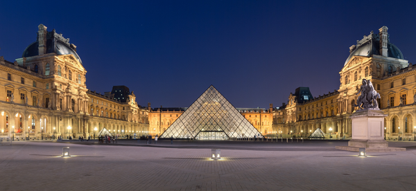 Musée du Louvre Paris at night