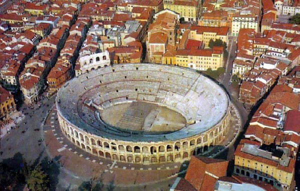 멀리서 본 베로나 아레나