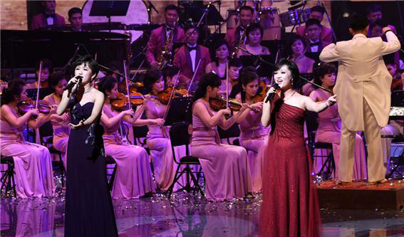 북한 삼지연관현악단이 이선희의 ‘J에게’를 연주하고 있다