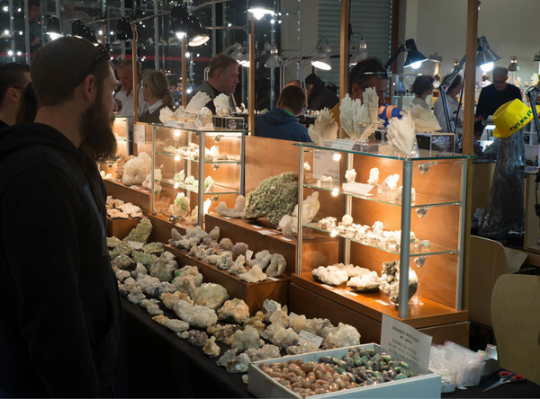 원석 전시회 관람