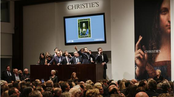 뉴욕 크리스티 경매장에서 다빈치의 ‘살바토르 문디’가 팽팽한 긴장속에 낙찰되는 장면