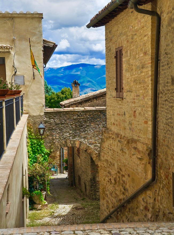 Montefalco- Old	town	alley