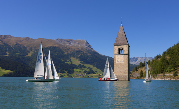 Sailing on the lake Reschensee