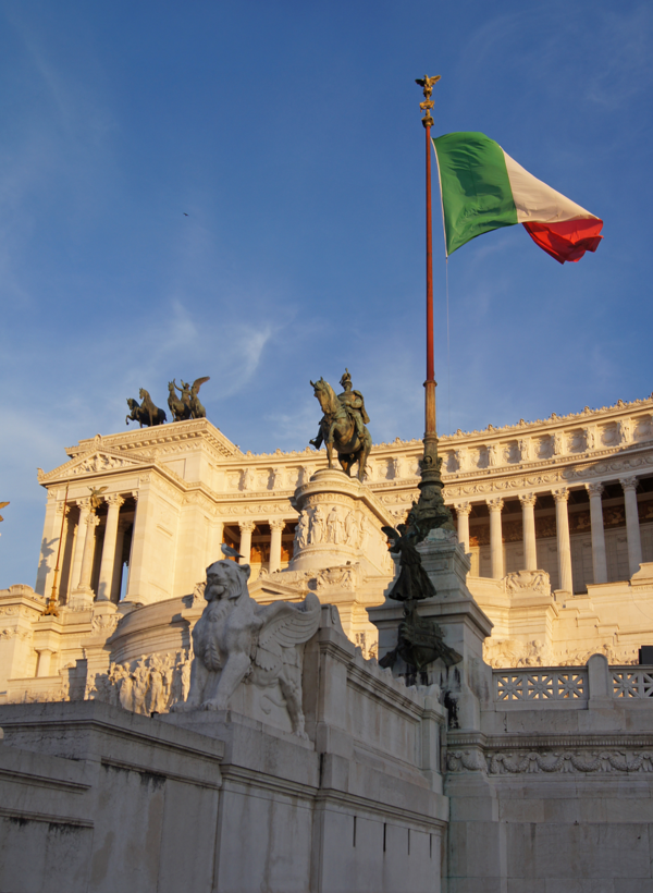 로마 중심부에 세워진 빗토리오 에마누엘레 2세 기념상