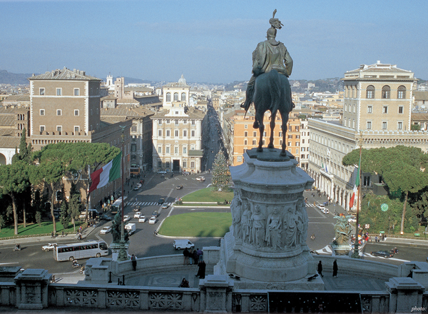 빗토리오 에마누엘레 2세 기마상 뒤에서 본 로마의 북쪽 시가지 전경