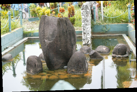 드막 대사원 앞의 연못