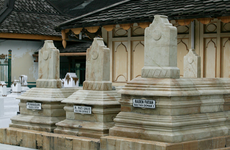 드막 대사원 뒷켠의 묘역