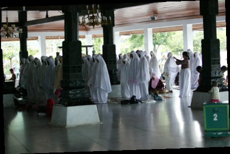 드막 사원 참배객들