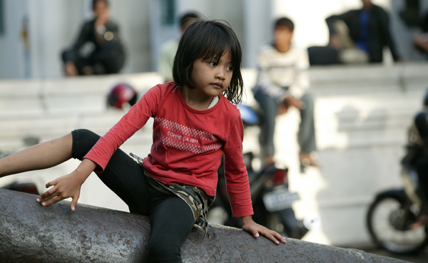 네덜란드 식민지 시대의 대포 위에 올라앉은 꼬마아이