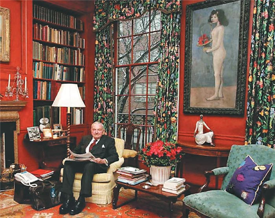 록펠러 3세가 생전에 가장 아끼며 맨해튼 저택 거실에 걸어두었던 피카소 그림 아래서신문을 읽고 있다. 1천억 원이 넘는 이 피카소 그림을 포함해 평생 모은 컬렉션이 5월 8일부터 크리스티를 통해 5천억 원 이상에 모두 팔리게 되고, 그의 유언에 따라 하버드대학 등에 전액 기부된다.