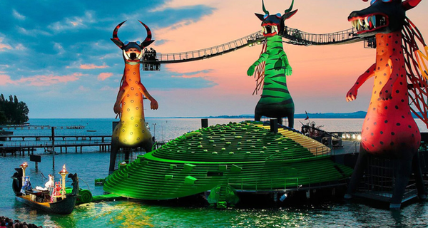 호수위 무대에 용 세마리가 등장한 오페라 '마술피리'