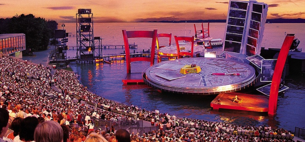 건물만한 거대한 의자와 엽서를 선보인 푸치니의 '라보엠'