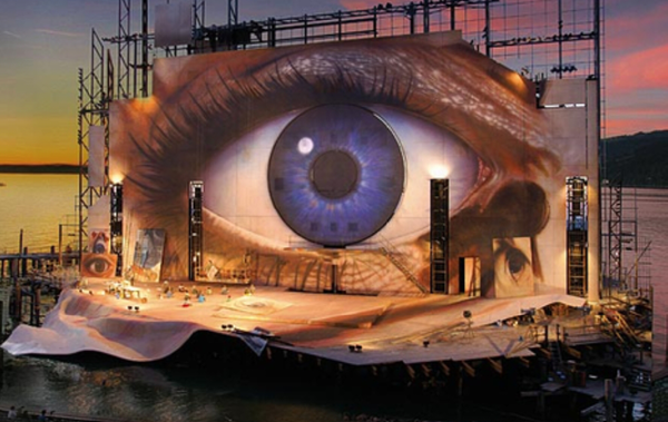 거대한 눈을 호수무대위에 올린 오페라 '토스카'