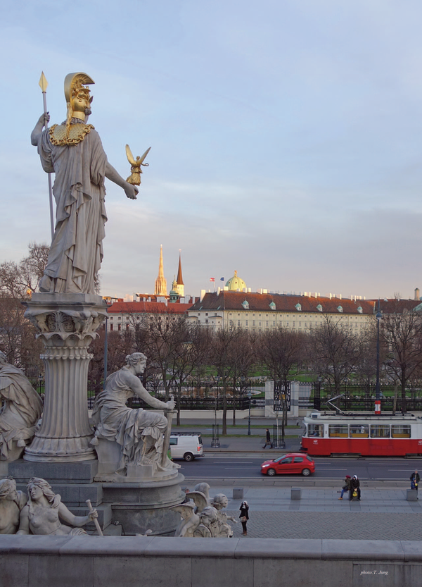 의사당 앞에서 본 링슈트라쎄와 빈의 핵심구