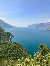 트레킹 중 펼쳐지는 장엄한 가르다 호수 풍경