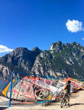 전문 윈드서핑 스쿨이 자리잡은 Torbole 호수변