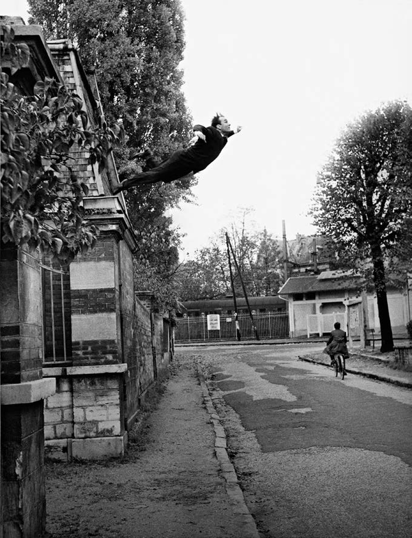 Leap into the void, Harry Shunk, and János Kender, 1960, © Yves Klein, ADAGP, Paris and DACS, London 2016, © J. Paul Getty Trust. Getty Research Institute, Los Angeles (2014.R.20)