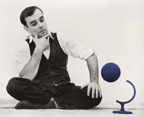 Klein, Yves Klein and the Blue Globe, 1961, © Yves Klein, ADAGP, Paris/ SABAM, Bruxelles, 2017, Photo © Harry Shunk and Janos Kender ©J.Paul Getty Trust. The Getty Research Institute, Los Angeles