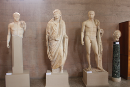 그리스 전통 겉옷 히마티온(가운데)