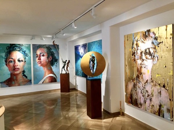 골목에 들어선 갤러리