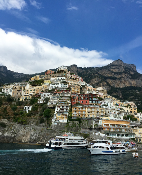 배에서 바라다 보는 포지타노 해안 절벽 마을