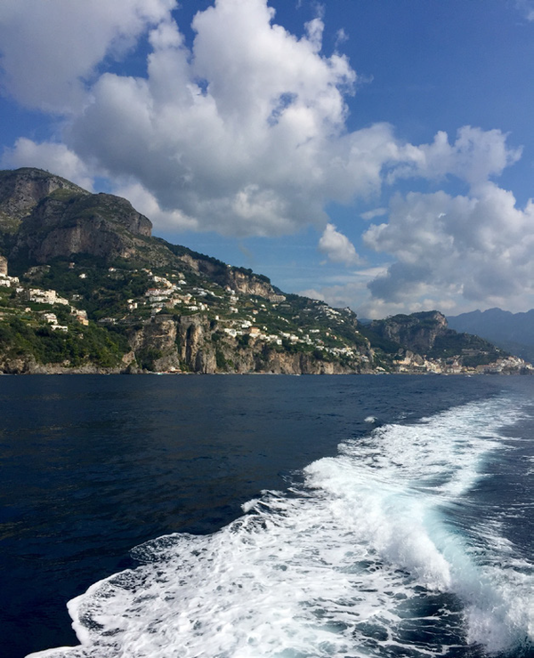 배를 타고 바라다 보는 아말피 해안 절벽