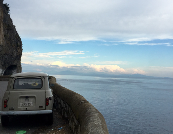 아말피 해안 도로에 버려진 피아트 500 앤틱 자동차도 그림이 되는 드라이브 길