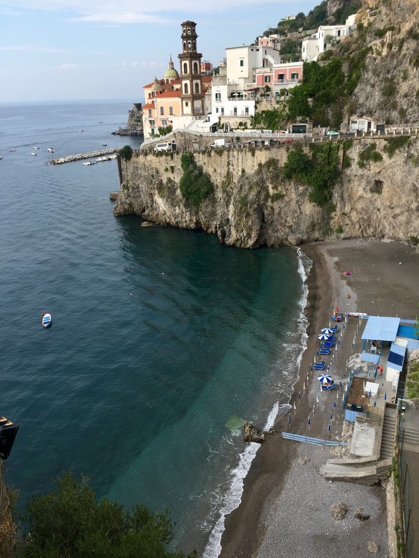 해안도로 아래 비치