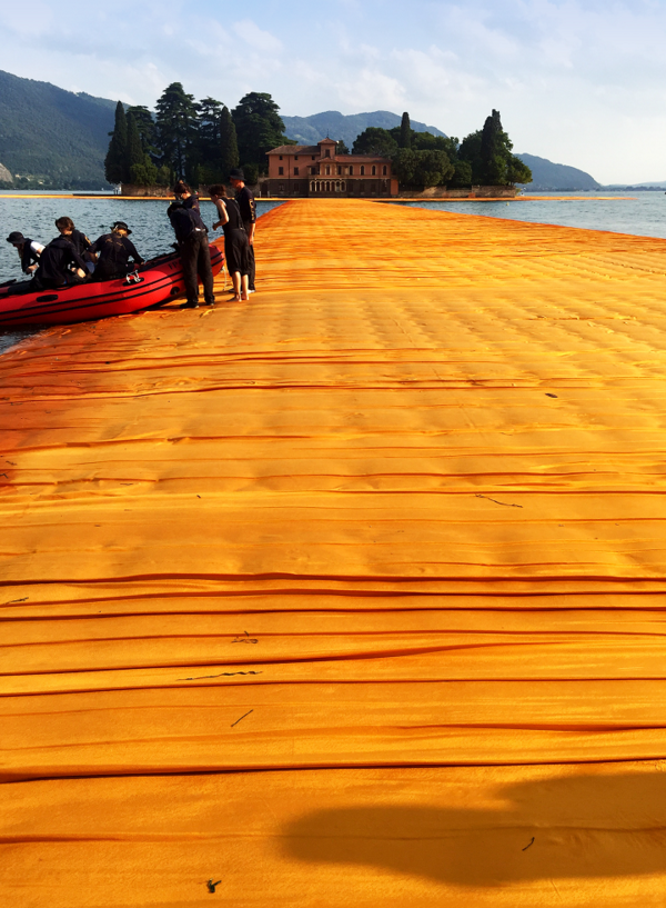술자노 마을에서 몬테 섬으로 연결된 크리스토의 이제오 호수 위 걸작, 오렌지 빛길