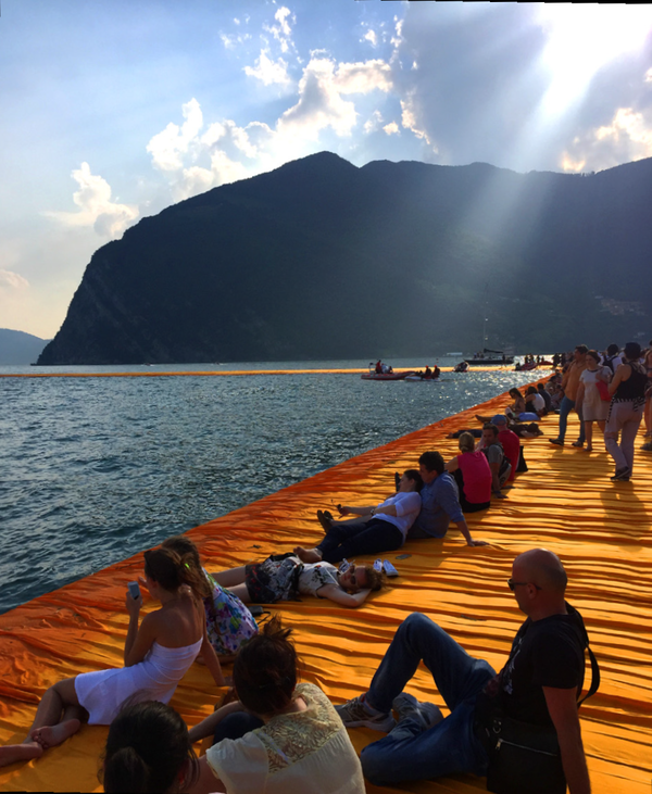 작은 산 파올로 섬으로 연결 된 오렌지 빛길