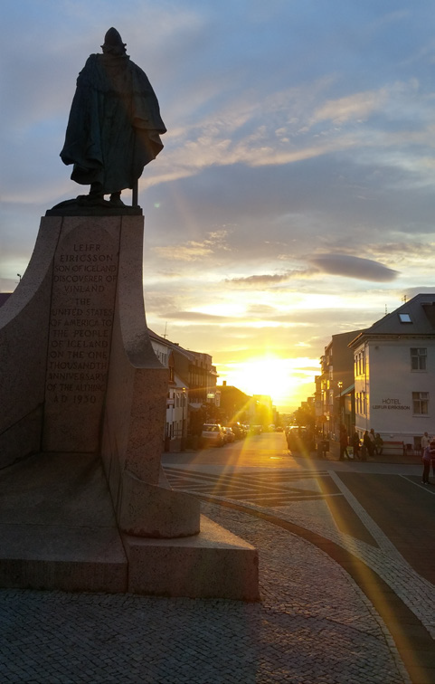 7월 11시 40분의 레이캬비크,할그림스키르캬 교회 모습
