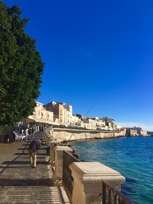 아레투자 연못 앞 해안도로