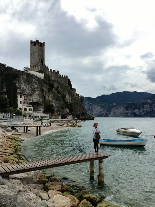 스칼리제로 성이 보이는 말체지네 호숫가