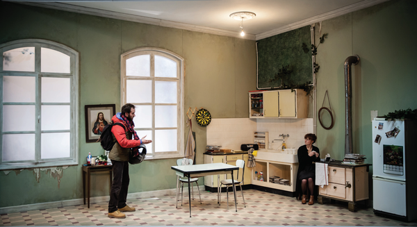 Benjamin Lavernhe et Julie Sicard dans L’Ours © Comédie-française