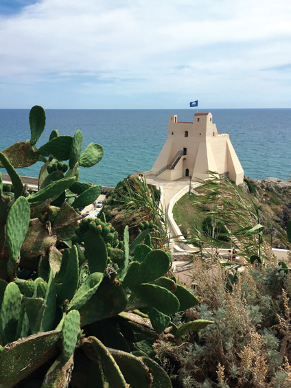 스페르롱가 구시가지로 오르며 바라다 본 투룰리아 탑