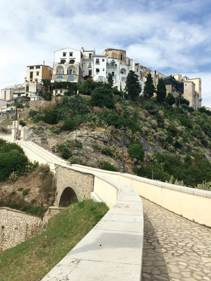 암반 언덕 위의 스페르롱가 구시가지