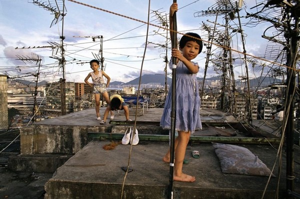 Greg Girard’s ‘Children playing on Walled City rooftop’. Photo: Christina Jensen/Blue Lotus