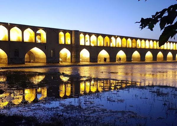 자얀데강과  시오세 폴 다리