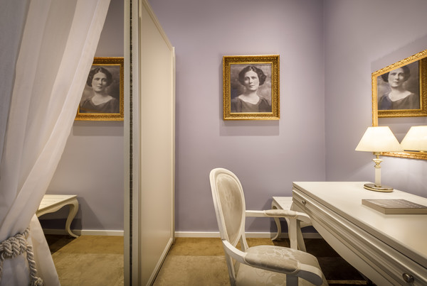 Isadora Duncan suite dressing room