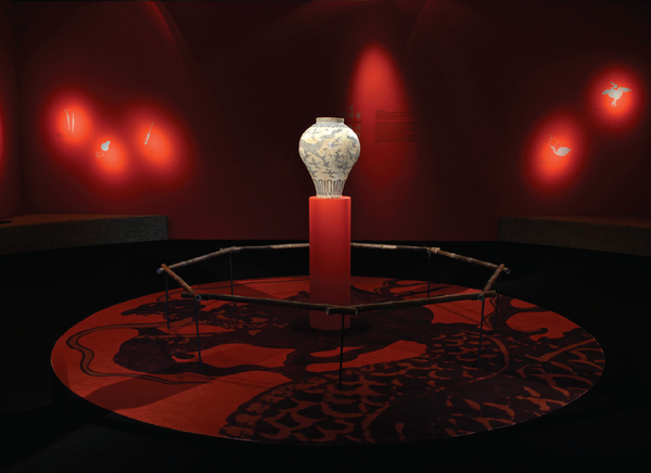 전시장 내부전경 Scénographie Vincent Dupont-Rougier,Photo Gérard Jonca / Sèvres – Cité de la céramique