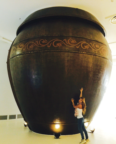 한국관 내부 대형 옹기