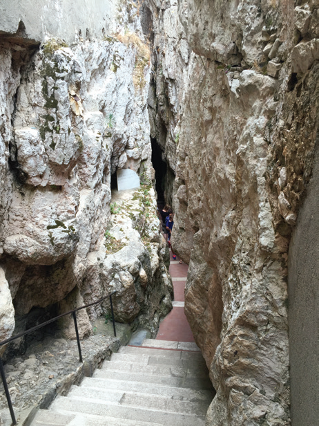 스파카타 몬타냐(Spaccata Montagna,쪼개진 산) 전경.